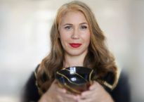 céline santini tenant un bol kintsugi